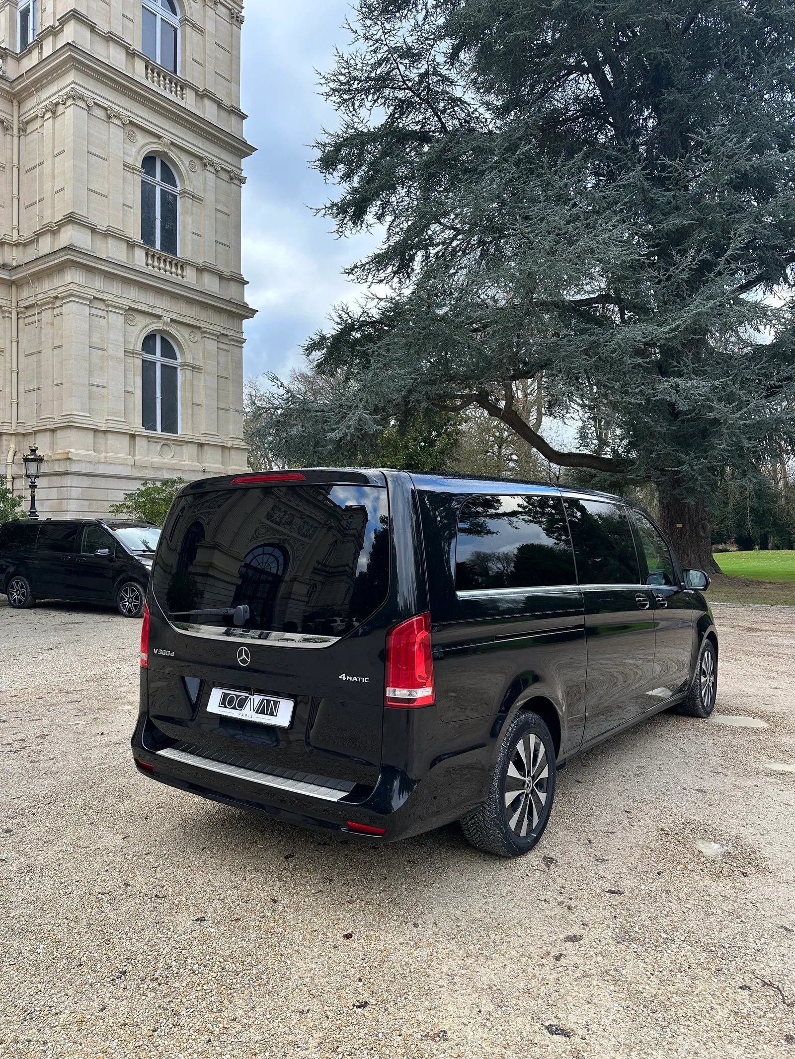 Van Mercedes Classe V Locavan, vu de l'arrière, devant un château